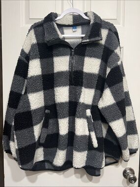 Old Navy women’s Black, Gray & White Buffalo-Check Sherpa pull over